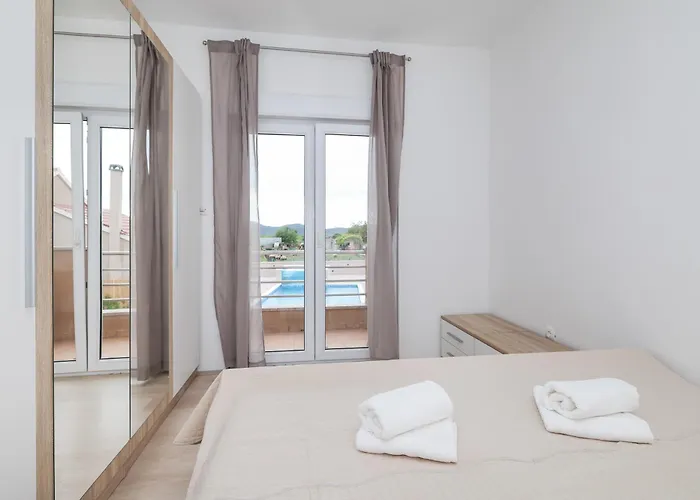 Nada For 10 People With Pool & Integrated Whirlpool * Galovac (Zadar)