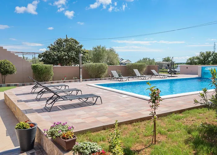 Nada For 10 People With Pool & Integrated Whirlpool Villa