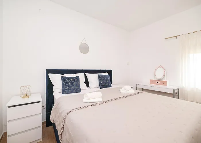Villa Nada For 10 People With Pool & Integrated Whirlpool *