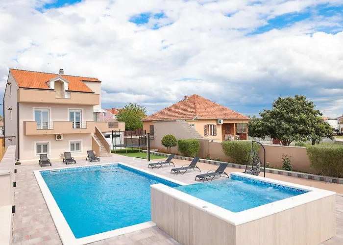 Nada For 10 People With Pool & Integrated Whirlpool Villa *