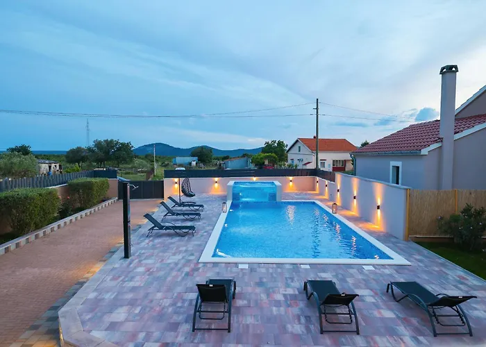 Nada For 10 People With Pool & Integrated Whirlpool Galovac (Zadar)