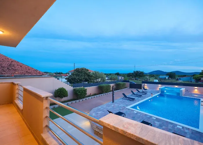 Nada For 10 People With Pool & Integrated Whirlpool Vila *