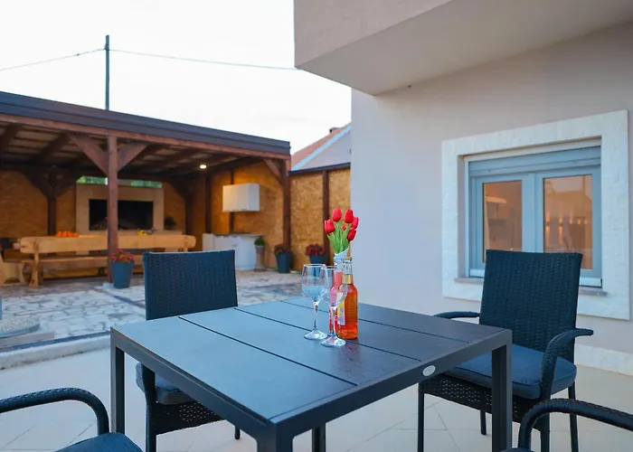 Villa Nada For 10 People With Pool & Integrated Whirlpool