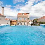 Nada For 10 People With Pool & Integrated Whirlpool Villa