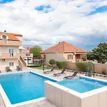 Nada For 10 People With Pool & Integrated Whirlpool Villa *