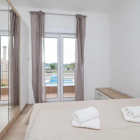 Nada For 10 People With Pool & Integrated Whirlpool * Galovac (Zadar)