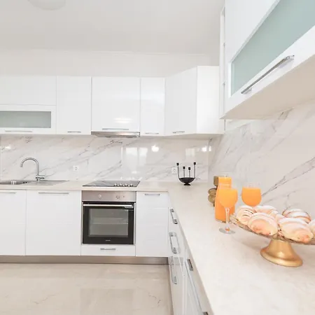 Nada For 10 People With Pool & Integrated Whirlpool Vila