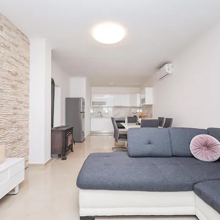Nada For 10 People With Pool & Integrated Whirlpool