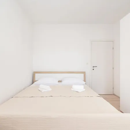 Nada For 10 People With Pool & Integrated Whirlpool *