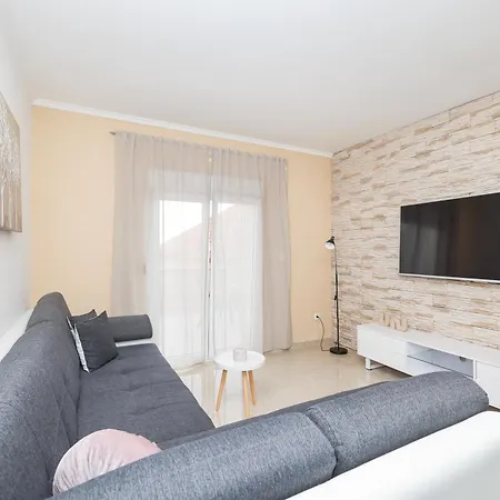 Villa Nada For 10 People With Pool & Integrated Whirlpool Galovac (Zadar)