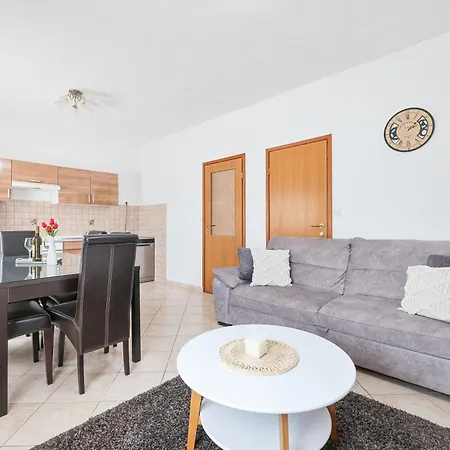 Nada For 10 People With Pool & Integrated Whirlpool Vila *