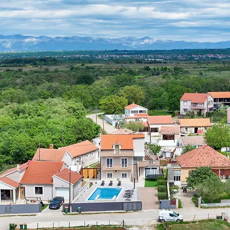 Nada For 10 People With Pool & Integrated Whirlpool Vila