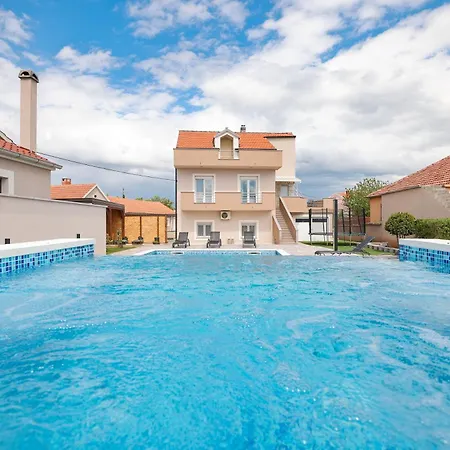 Nada For 10 People With Pool & Integrated Whirlpool Vila