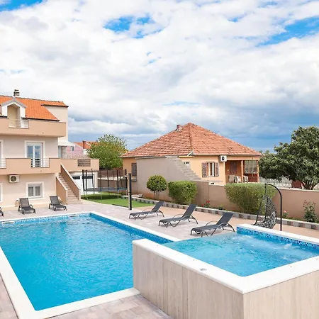 Nada For 10 People With Pool & Integrated Whirlpool ヴィラ *