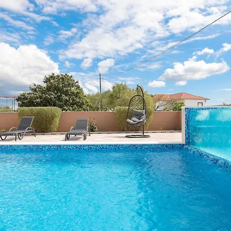 Nada For 10 People With Pool & Integrated Whirlpool