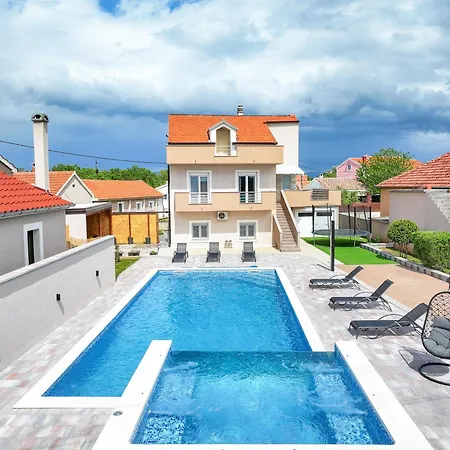 Nada For 10 People With Pool & Integrated Whirlpool *