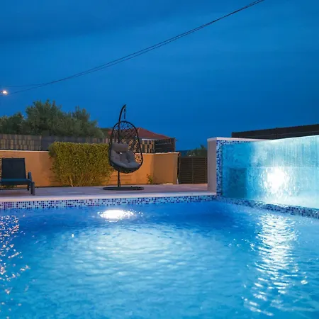 Villa Nada For 10 People With Pool & Integrated Whirlpool *