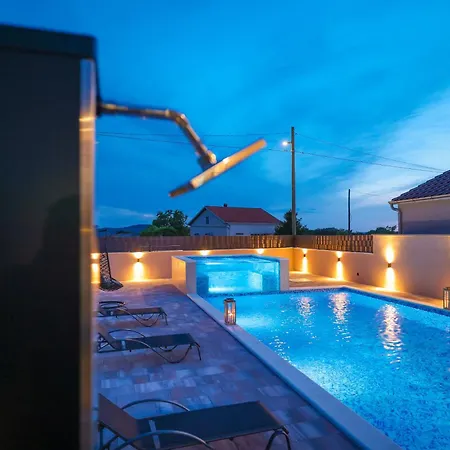 Vila Nada For 10 People With Pool & Integrated Whirlpool Galovac (Zadar)