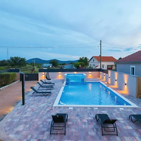 Nada For 10 People With Pool & Integrated Whirlpool Galovac (Zadar)