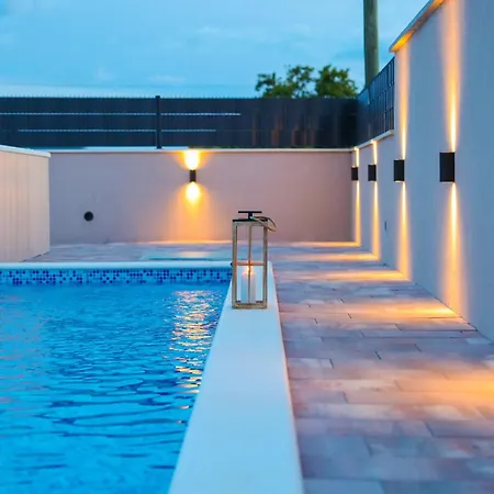 Nada For 10 People With Pool & Integrated Whirlpool Vila *
