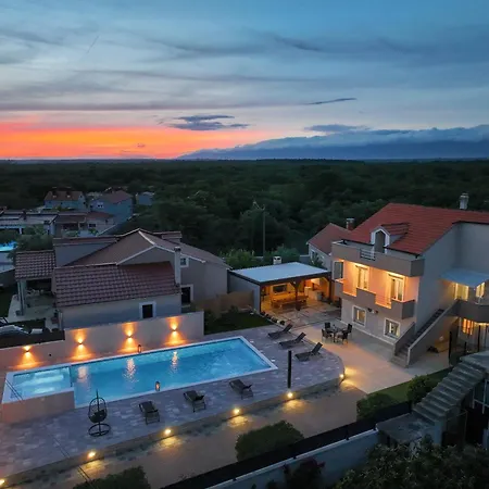 Nada For 10 People With Pool & Integrated Whirlpool