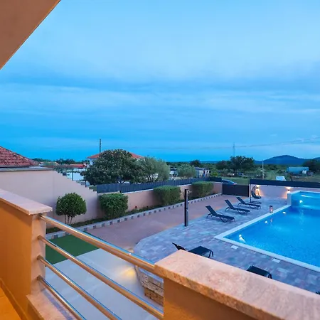 Nada For 10 People With Pool & Integrated Whirlpool Vila *