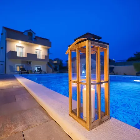 Nada For 10 People With Pool & Integrated Whirlpool 빌라 Galovac (Zadar)