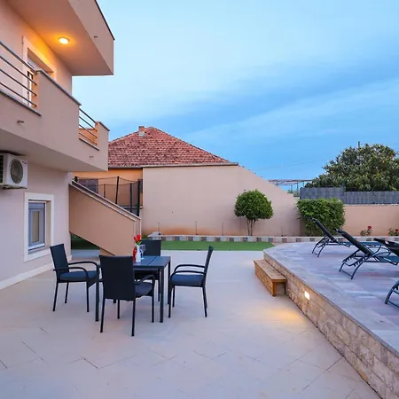 Nada For 10 People With Pool & Integrated Whirlpool