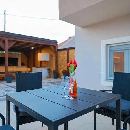 Villa Nada For 10 People With Pool & Integrated Whirlpool