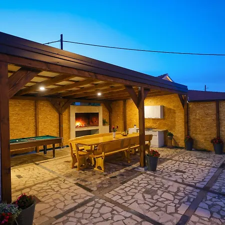 Nada For 10 People With Pool & Integrated Whirlpool *