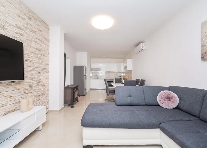 Nada For 10 People With Pool & Integrated Whirlpool