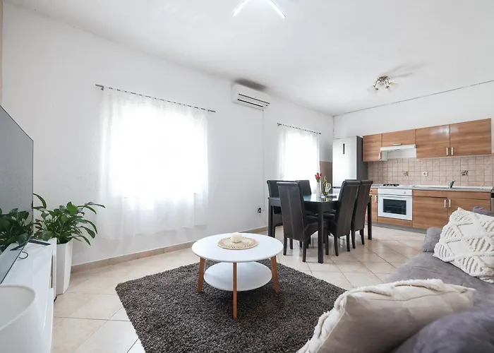 Nada For 10 People With Pool & Integrated Whirlpool וילה Galovac (Zadar)