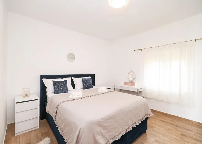 Nada For 10 People With Pool & Integrated Whirlpool *