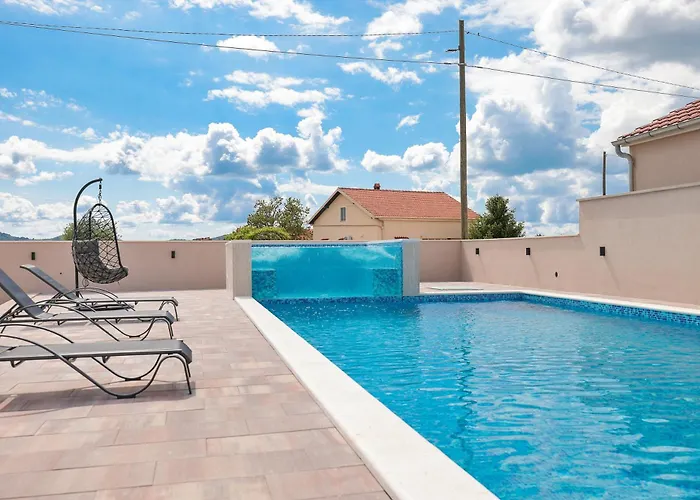 Nada For 10 People With Pool & Integrated Whirlpool וילה Galovac (Zadar)