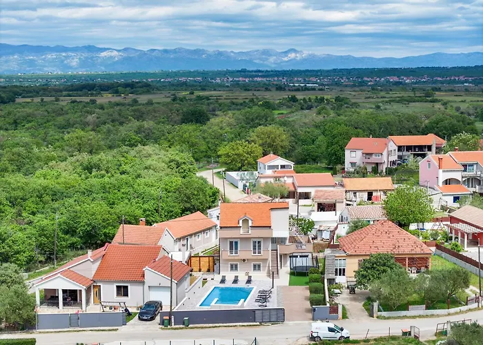 Nada For 10 People With Pool & Integrated Whirlpool Villa