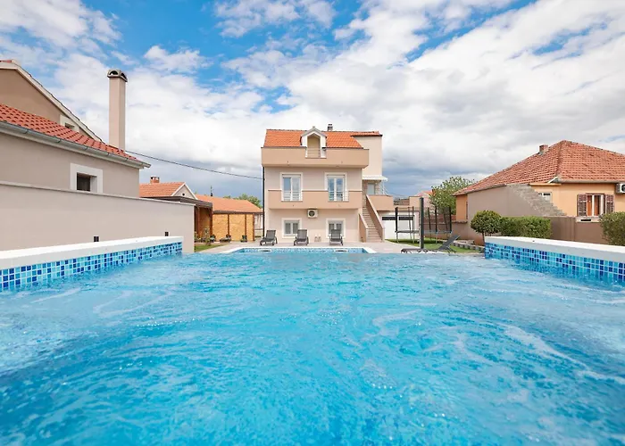 Nada For 10 People With Pool & Integrated Whirlpool וילה