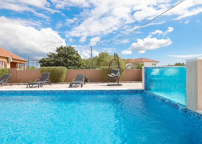 Nada For 10 People With Pool & Integrated Whirlpool