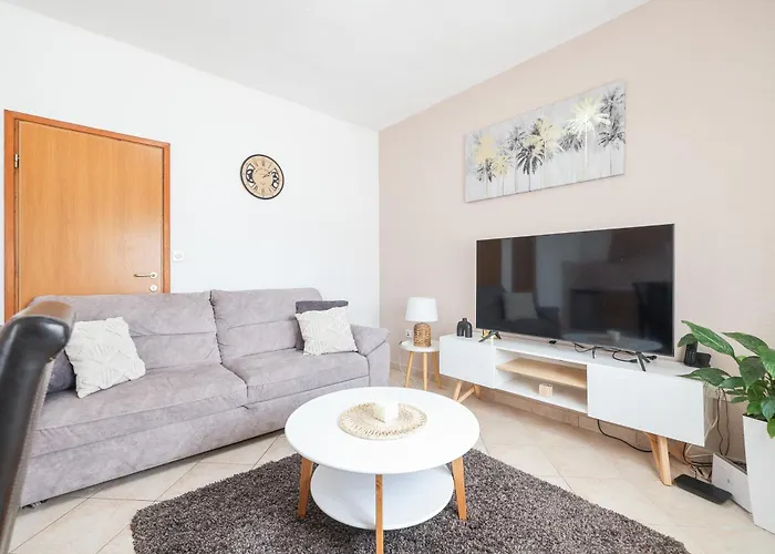 Nada For 10 People With Pool & Integrated Whirlpool וילה Galovac (Zadar)