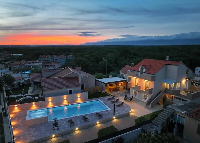 Nada For 10 People With Pool & Integrated Whirlpool
