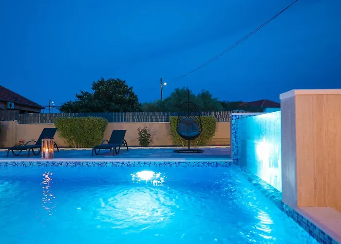 Nada For 10 People With Pool & Integrated Whirlpool וילה