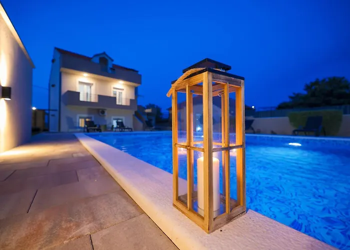 Nada For 10 People With Pool & Integrated Whirlpool וילה Galovac (Zadar)
