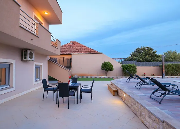 Nada For 10 People With Pool & Integrated Whirlpool